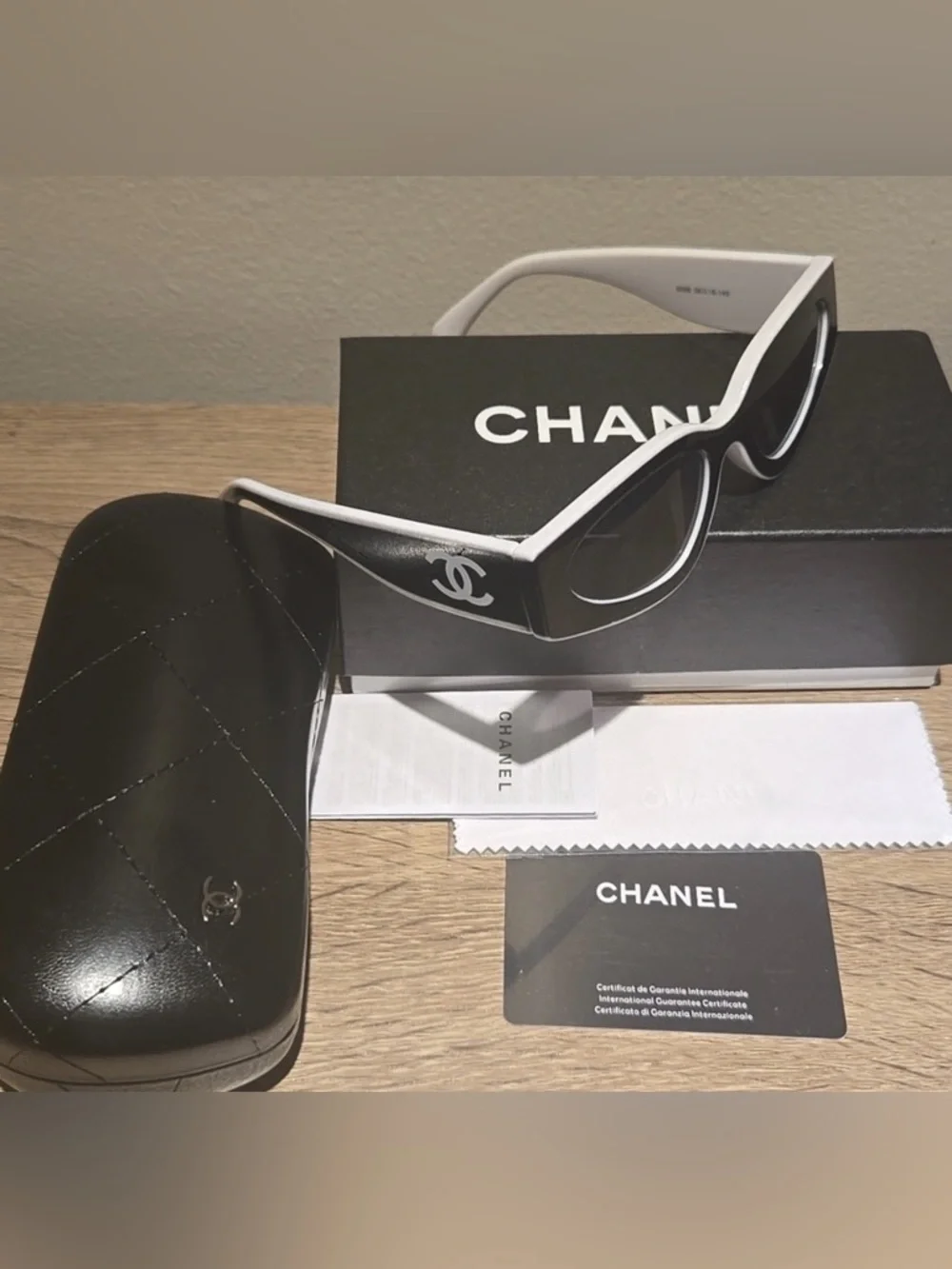 CHANEL Black & White Retro Cat-Eye Sunglasses - Picture 6 of 6